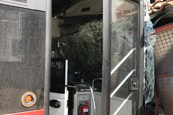 ŽALIMO ZBOG NESREĆE... Oglasila se kompanija čiji se AUTOBUS zakucao u magacin U USTANIČKOJ (FOTO)