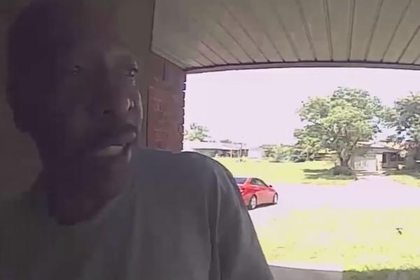 KAMERA NA ULAZNIM VRATIMA SNIMILA UŽAS: Čovek je pozvonio, a onda je na njega skočilo OVO (VIDEO)