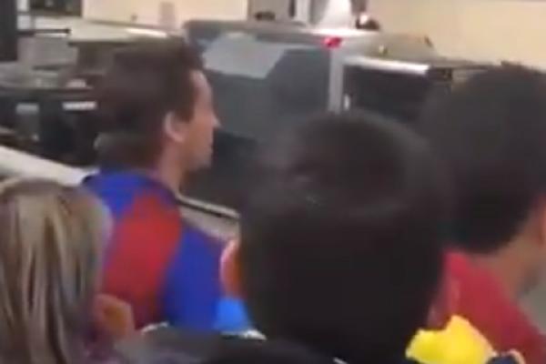 I TO JE USPEO DA DOŽIVI: Lionel Mesi na udaru besnih navijača po sletanju u Barselonu!