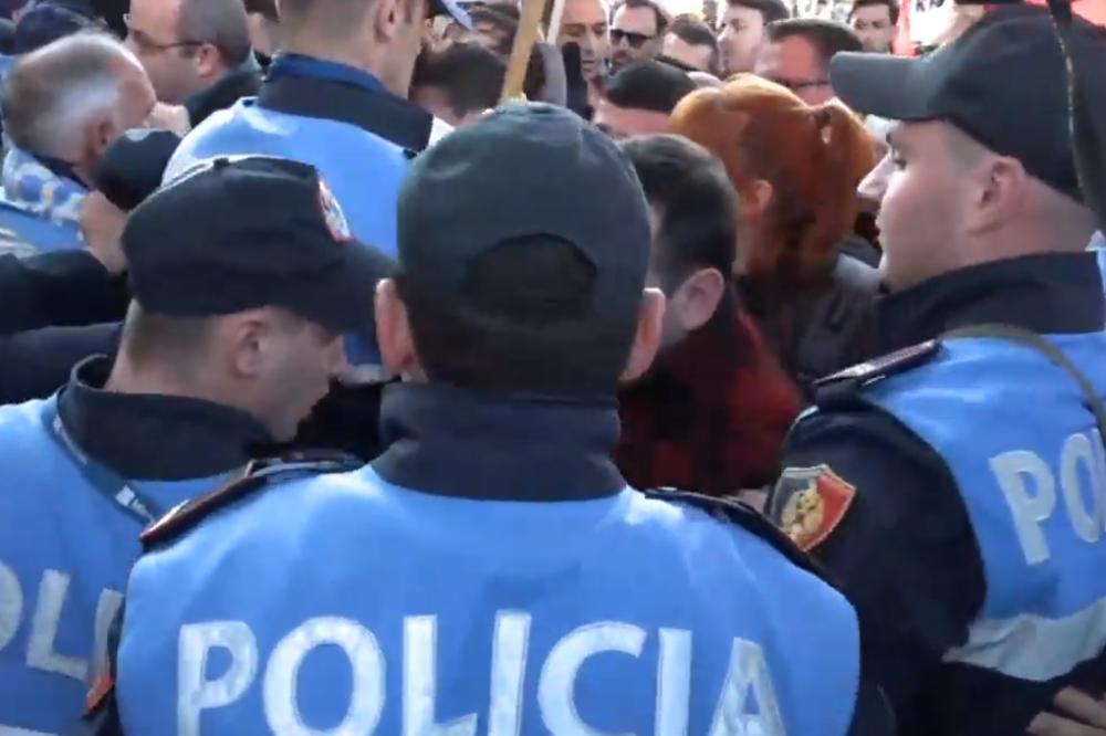 PAKAO U TIRANI: Albanci prave HAOS na ulicama, tuku se sa policijom, pokušavaju da IZAZOVU NEREDE! (VIDEO)