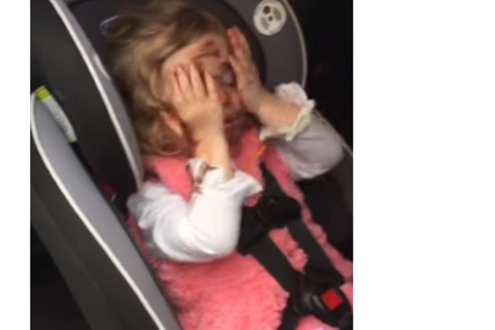 OTAC JE ĆERKI DAO SLATKIŠ, A ONDA JU JE OSTAVIO SAMU U KOLIMA! Kada se vratio, nije mogao da veruje u šta GLEDA