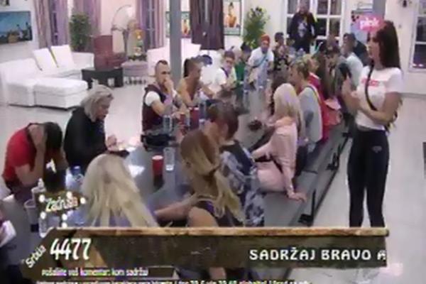 KAO STRIPTIZETA? Ovako je Ljuba ponizila Staniju! (VIDEO)