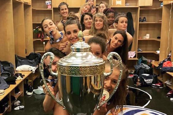 BLUD I RAZVRAT U ITALIJI: Osvojile titulu, slikale se gole, a trener je bez blama poljubio igračicu u usta!