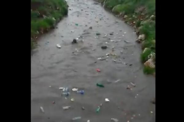 BRUKA I SRAMOTA U NOVOM PAZARU: Rekom plutaju flaše, kese i đubre, a NIKO NIJE ODGOVORAN (VIDEO)