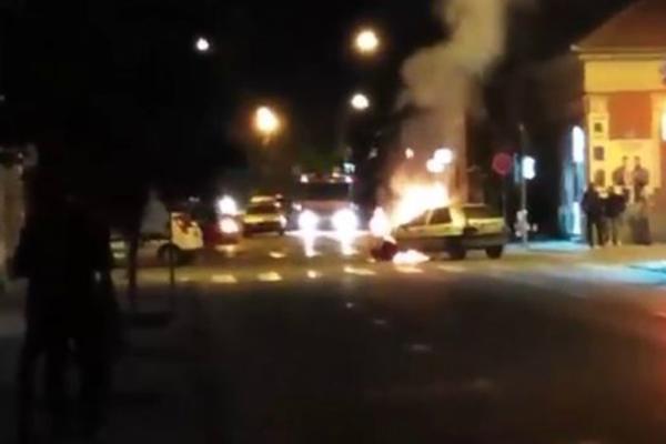 AUTOMOBIL IZGOREO U PANČEVU NASRED ULICE! Posle jakog sudara zapalio se U SEKUNDI (VIDEO)