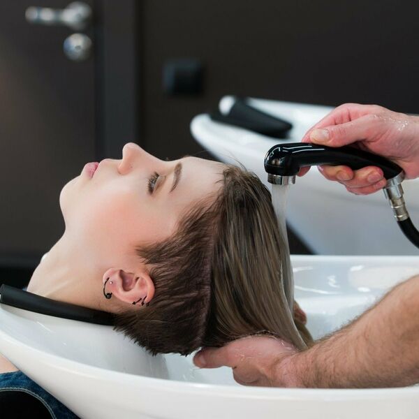 4 RAZLOGA ZAŠTO NAM KOSA NIJE KAO IZ SALONA! Caka je u OVAKVOM načinu pranja! (VIDEO)