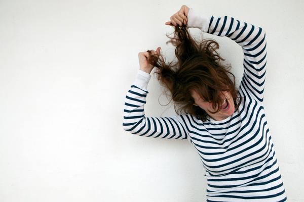 MUKA VAM JE OD PRANJA KOSE SVAKI DAN? Ne morate! Pomoću ovih 10 TRIKOVA ostaće duže čista!