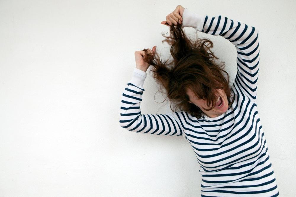 MUKA VAM JE OD PRANJA KOSE SVAKI DAN? Ne morate! Pomoću ovih 10 TRIKOVA ostaće duže čista!