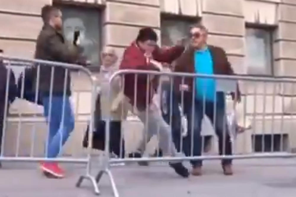 UPLAŠIO SAM SE KAD SU ME NAPALI I VREĐALI: Deda koji je pesnicom udario tviteraša dao izjavu u policiji! (VIDEO)