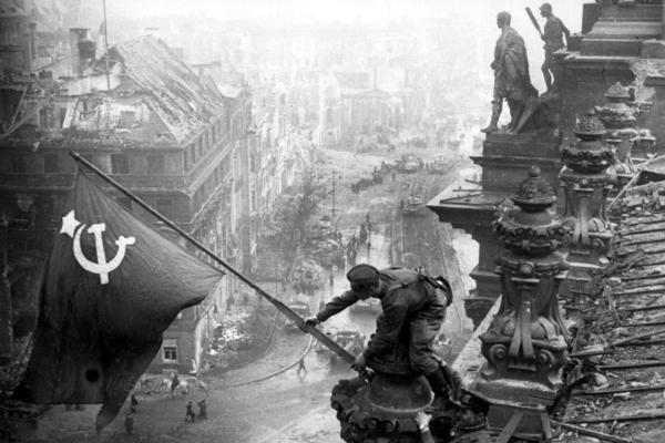 CRVENA ZASTAVA NAD RAJHSTAGOM: Malo ko zna da je ova kultna fotografija IZMENJENA - jedan važan detalj je SKLONJEN!