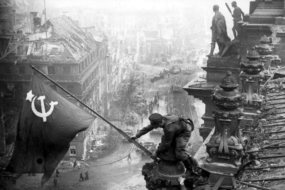 CRVENA ZASTAVA NAD RAJHSTAGOM: Malo ko zna da je ova kultna fotografija IZMENJENA - jedan važan detalj je SKLONJEN!