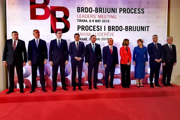 DŽINOVI VEDRE I OBLAČE BALKANOM I REŠAVAJU SUDBINU KOSOVA: Njih ČETVORICA gledaju sve s VISINE, ali BUKVALNO