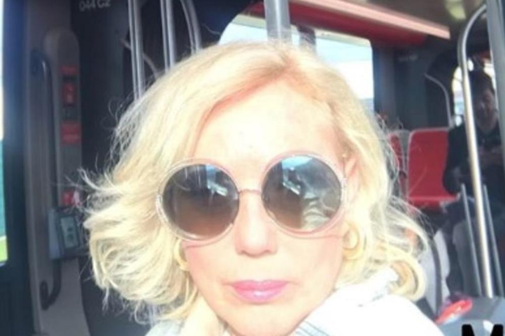 LEPA BRENA U TRAMVAJU! ŠOK PRIZOR: Uspela je i da napravi SELFI, pevačica nije ZABORAVILA kako je u GSP-u