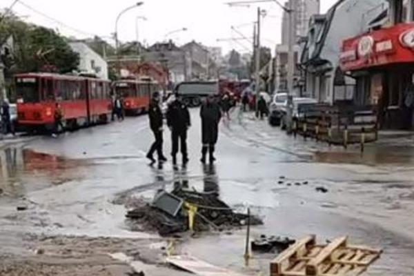 POTOP U CENTRU BEOGRADA! U Bulevaru je bujica, PREVOZ NE FUNKCIONIŠE! (VIDEO)
