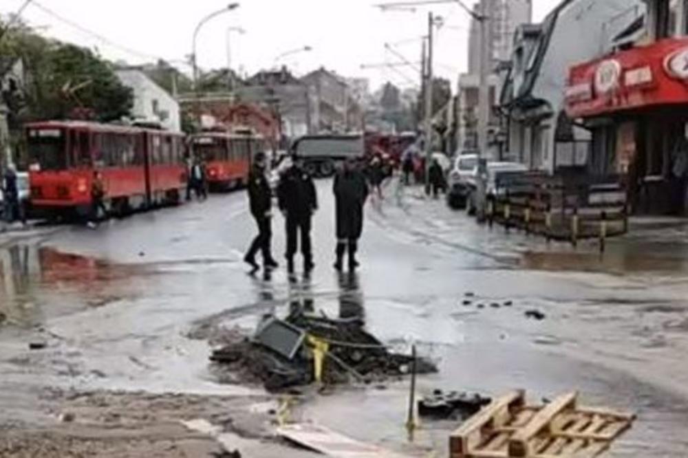 POTOP U CENTRU BEOGRADA! U Bulevaru je bujica, PREVOZ NE FUNKCIONIŠE! (VIDEO)