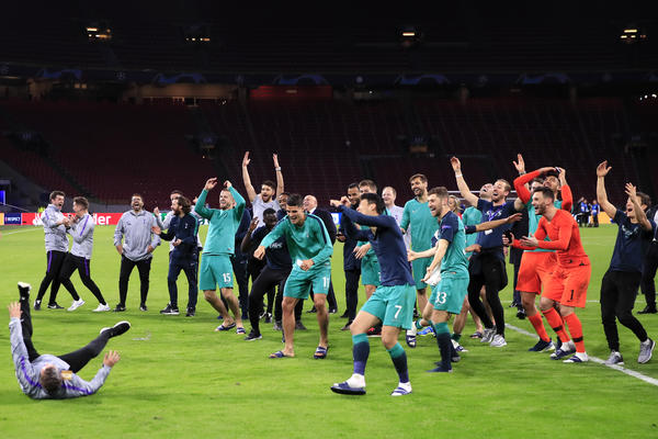 TAJNA HEROJSKOG PODVIGA IZ SVLAČIONICE TOTENHEMA: Uleteo besan je na poluvremenu i izvređao ih, a nije trener!