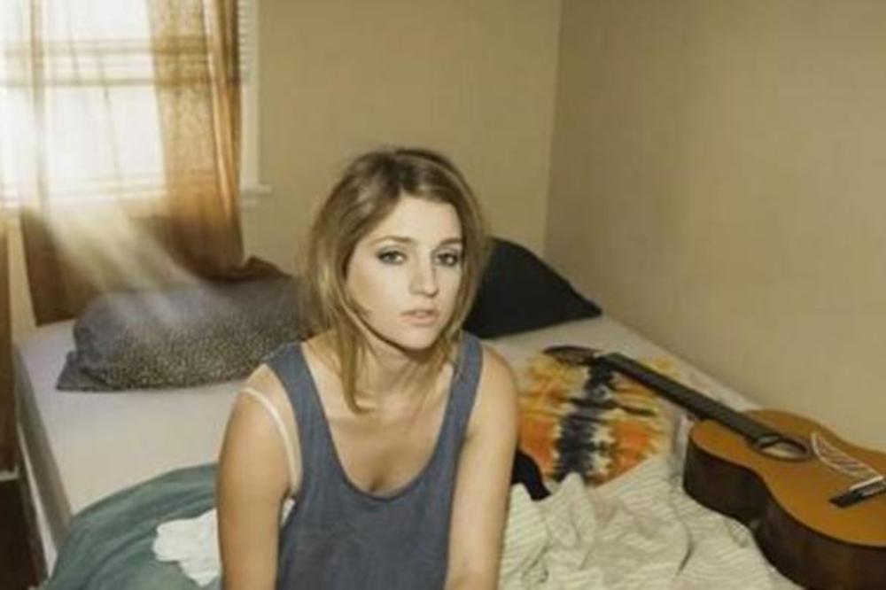 ZBOG JEDNOG DETALJA na fotki svoje žene u spavaćoj sobi, muž je smesta ZATRAŽIO RAZVOD! (FOTO)