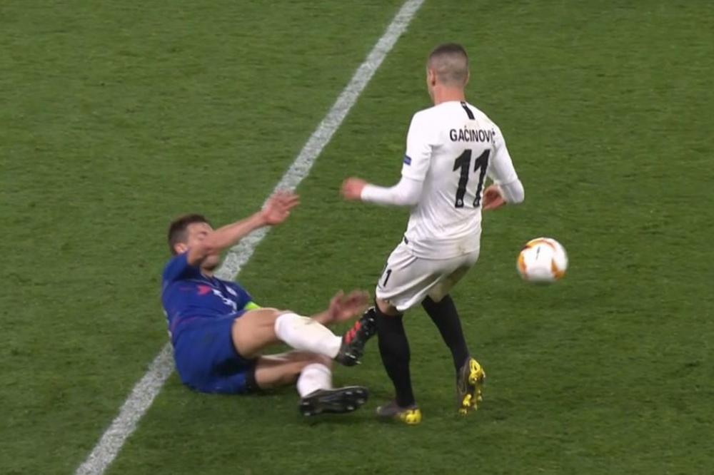 IZGLEDALO JE JEZIVO: Aspilikueta umalo otkinuo nogu Gaćinoviću, a dobio je samo žuti karton!