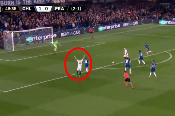 ZNA ON DA MALI TO NE PROMAŠUJE: Rebić je počeo da slavi gol pre nego što je Jović uopšte dodirnuo loptu!