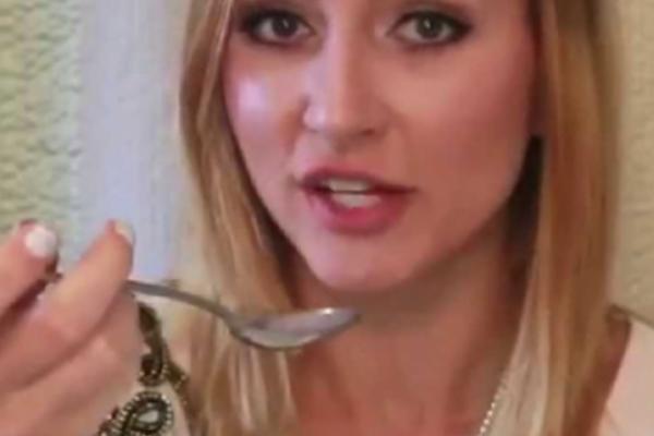 I DOKTORI SU IZNENAĐENI: Uzimala je kašiku KOKOSOVOG ULJA na prazan stomak, evo šta joj se desilo!