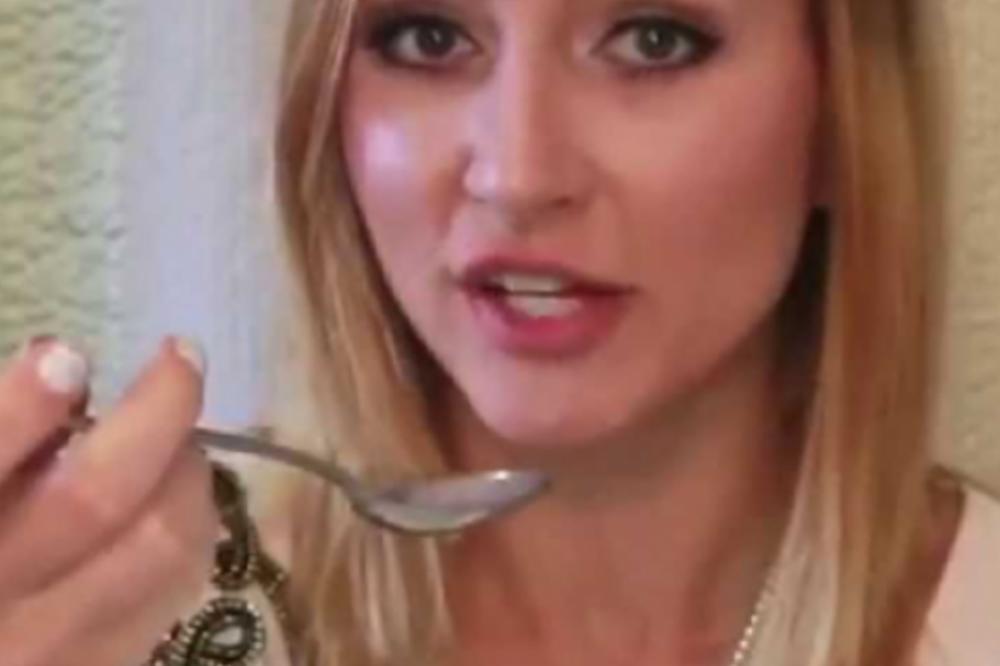 I DOKTORI SU IZNENAĐENI: Uzimala je kašiku KOKOSOVOG ULJA na prazan stomak, evo šta joj se desilo!