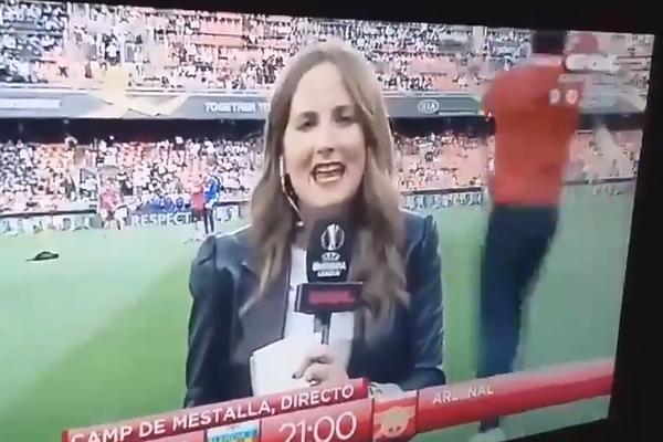 IGRAČ ARSENALA POGODIO VODITELJKU LOPTOM U GLAVU: U jednom momentu je pričala pred kamerom, a u sledećem...