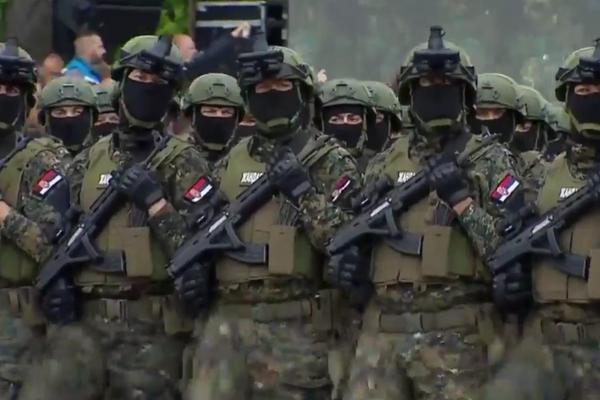 SRPSKI VOJNICI DANAS PALE SVEĆE I MOLE SE OVOM ČOVEKU! On im je POSLEDNJA NADA da će sve biti KAKO TREBA