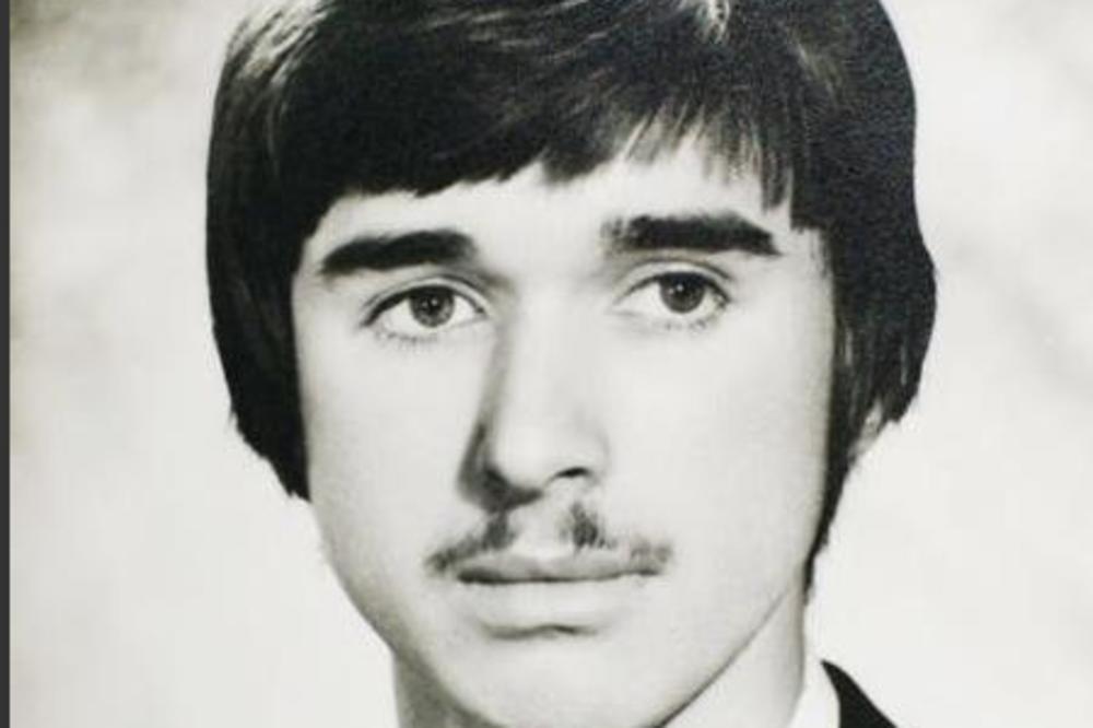 SVAKI DAN JE NA TV-u I POLA SRBIJE GA MRZI: Ovaj brkati pubertetlija danas je jedan od NAJBOGATIJIH SRBA!