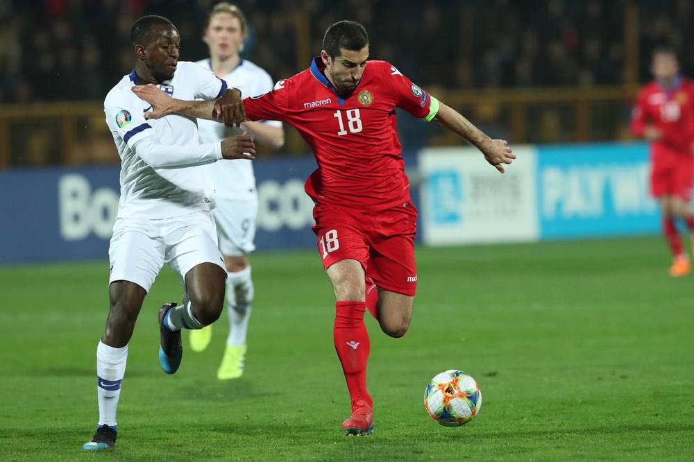 SKANDAL PRED FINALE LIGE EVROPE: Policija skidala navijačima majice sa likom Henriha Mhitarjana!