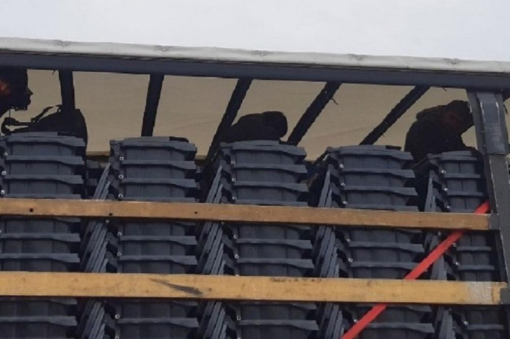 SRPSKI CARINICI SU PREGLEDALI KAMION SA KANTAMA: A onda su ukapirali da ih NEKO GLEDA! (FOTO)