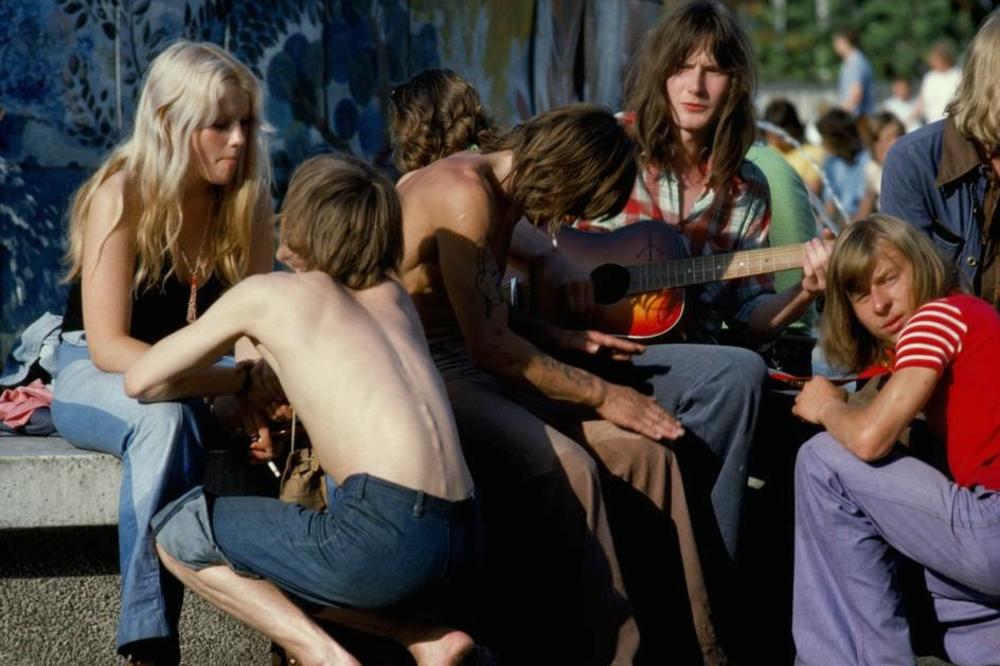 BEZ ZAŠTITE, NA KALIŠU ILI U KOLIMA, S VIŠE PARTNERA: Ovako je izgledao seksualni život tinejdžera u Jugoslaviji