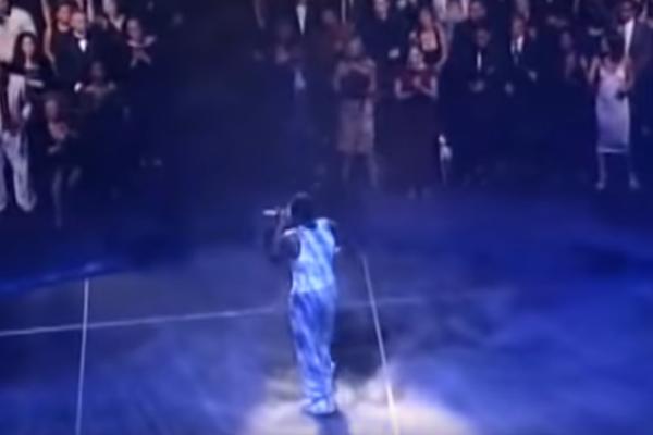 PEVAČ NE MOŽE DA PREBOLI SMRT SUPRUGE: Ostao je sam sa TROJE DECE, a njene POSLEDNJE reči KIDAJU DUŠU!