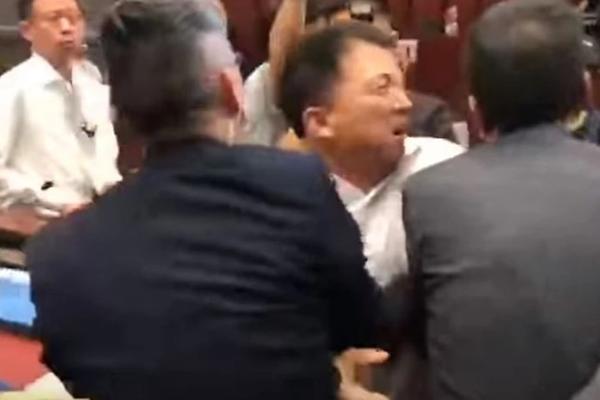 NEVIĐEN HAOS U SKUPŠTINI! Psovke, skakanje po stolovima, tuča, pljuvanje, gomila povređenih... (VIDEO)