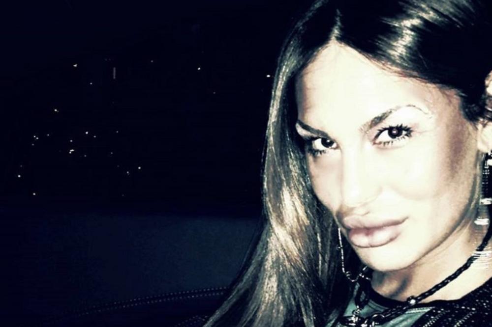 RODILA JE DETE POZNATOM PEVAČU, PA NESTALA: Posle posete PLASTIČNOM HIRURGU, izgleda OVAKO! Pogledajte USTA! (FOTO)