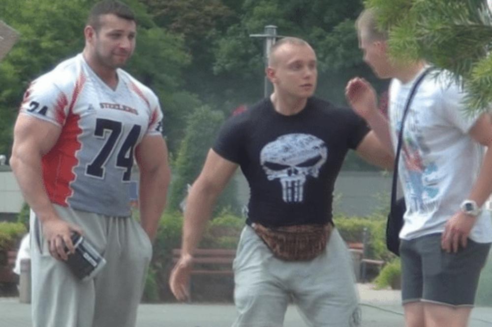 DVA NABILDOVANA POLJAKA NA SMRT PLAŠILI LJUDE: Kada vidite šta rade slučajnim prolaznicima OSTAĆETE U ŠOKU! (VIDEO)