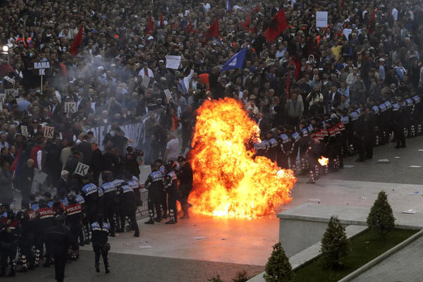 HAOS U TIRANI, RAMA PADA SA VLASTI?! Molotovljevi kokteli i petarde ispred ZGRADE VLADE! TRAŽE OSTAVKU! (FOTO)