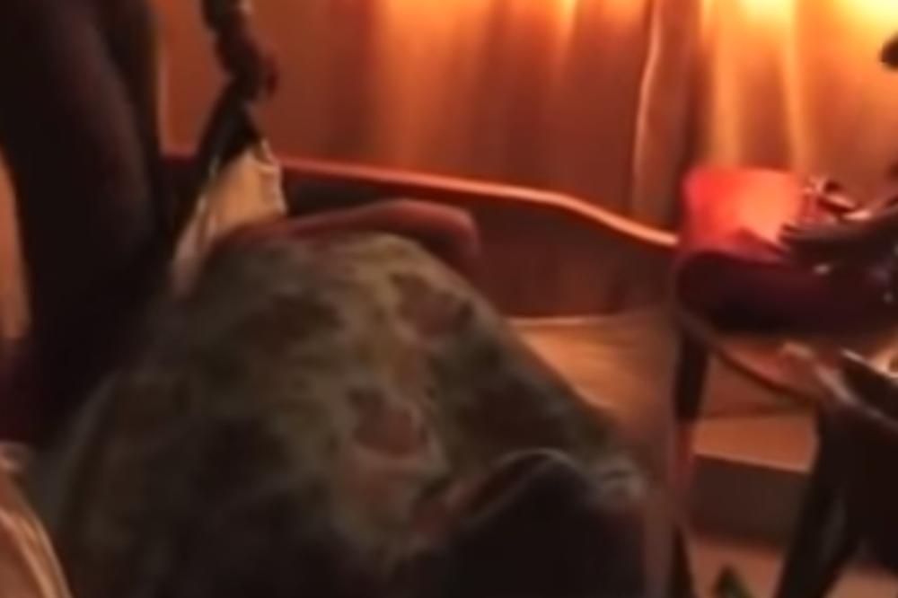 MUŽ JE MORAO DA ZOVE KOMŠIJE DA VADE LJUBAVNIKA IZ NJE: Žena ga prevarila, pa doživela VELIKU SRAMOTU! (VIDEO)