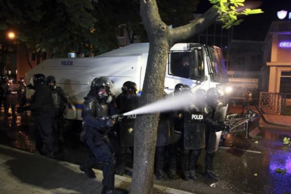 ON LEŽI, A POLICIJA GA TUČE PENDRECIMA: Nasilje na protestima u Tirani, demonstrant izvukao DEBLJI KRAJ! (FOTO)