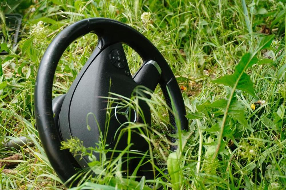 TINEJDŽER (15) SLETEO S PUTA, PA SE ZAKUCAO U DRVO: Stravične scene s mesta teške nesreće u Umčarima (FOTO)