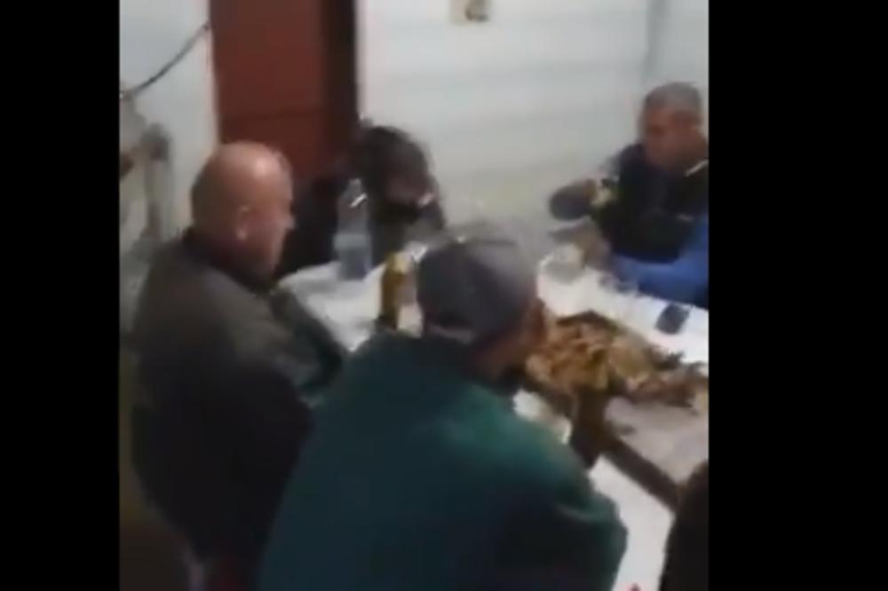 SRBIJA, BRALE! Napio se kao stoka, a onda ga drugari obesili o kuku za svinje, pa ga provozali! (VIDEO)