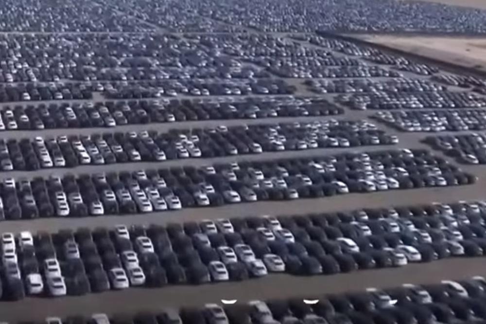 OVAKO IZGLEDA GROBLJE AUTOMOBILA: 300.000 novih folksvagena čeka svoju sudbinu! (VIDEO)
