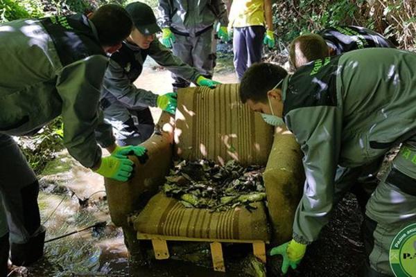 ŠOKANTNE FOTOGRAFIJE ČIŠĆENJE REKE KOD NIŠA: Čitavu dnevnu sobu izvukli iz vode, u talasima našli bruseve!