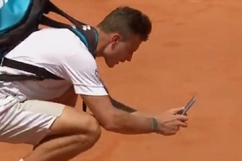 SUDIJA POKRAO FUČOVIČA, PA JE ŠOU MOGAO DA POČNE: Posle meča uzeo telefon i slikao sporni trag loptice u autu!
