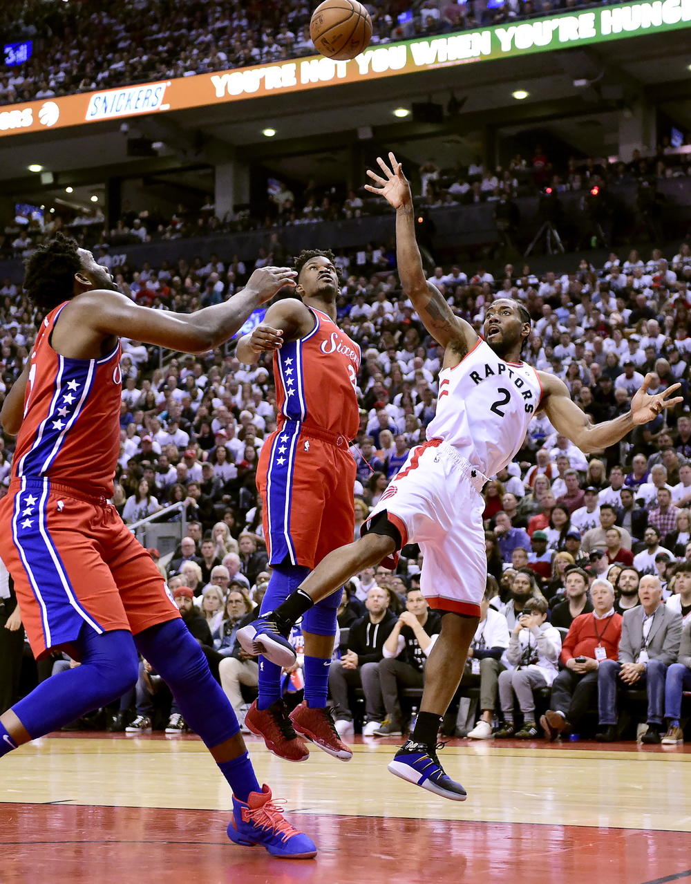 Kavai Lenard poentira pored Embida i Batlera