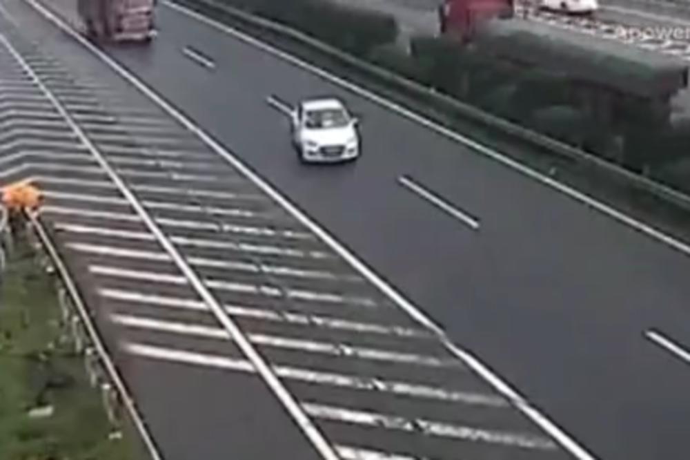 NEPROMIŠLJENIM POTEZOM NA AUTOPUTU IZAZVAO NESREĆU: Pogledajte šta se dogodilo kamionu! (VIDEO)