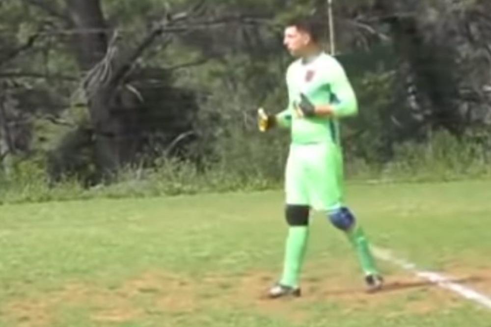 E, TO SE ZOVE SEOSKI FUDBAL: Hrvatskom golmanu se smeje ceo svet, usred utakmice ručao i nahranio psa!