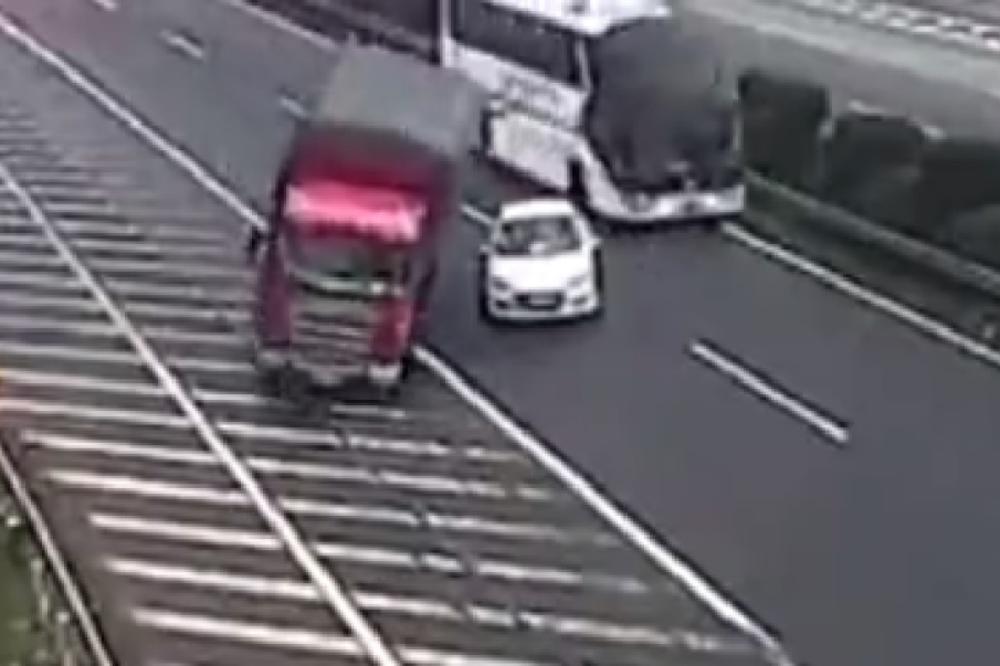 Vozač auta je izgubio kontrolu nakon čega se kamion prevrnuo! Posle toga se desilo nešto još STRAŠNIJE! (VIDEO)