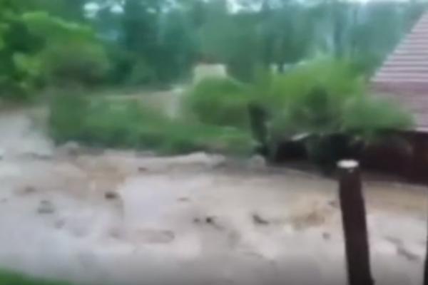 UŽASNE SLIKE IZ SRPSKE: Poplavljene kuće, BUJICA ODNELA MOST!