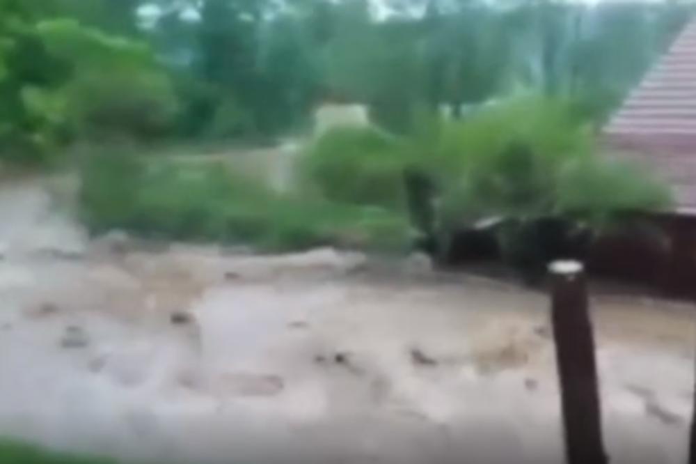 UŽASNE SLIKE IZ SRPSKE: Poplavljene kuće, BUJICA ODNELA MOST!
