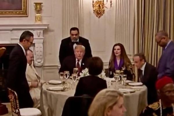 NAJOPASNIJA ALBANKA SEDELA PORED TRAMPA NA VEČERI! Iskoristila je priliku da OVO ISPRIČA predsedniku SAD! (FOTO)